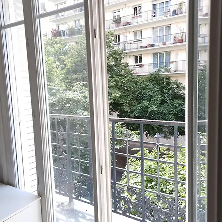 A Calm Double Bedroom In F3 Paris14eme Parc Montsouris Parigi